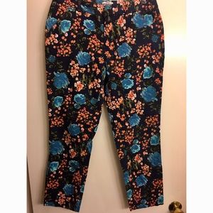 SOLD 🌈 Curvy Floral Cropped Pants